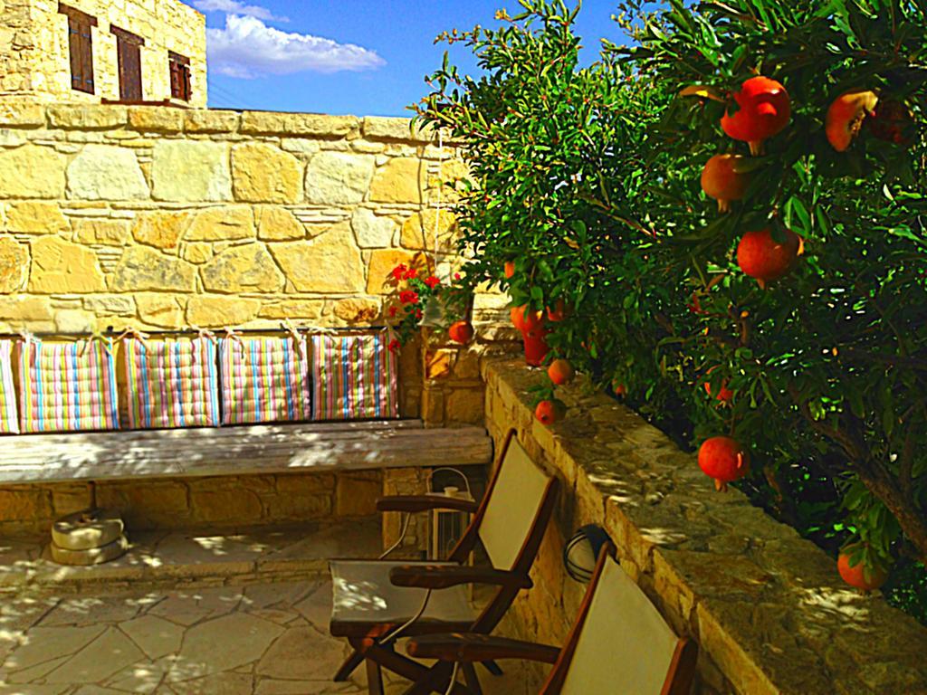 Lofou Traditional Stone House الغرفة الصورة