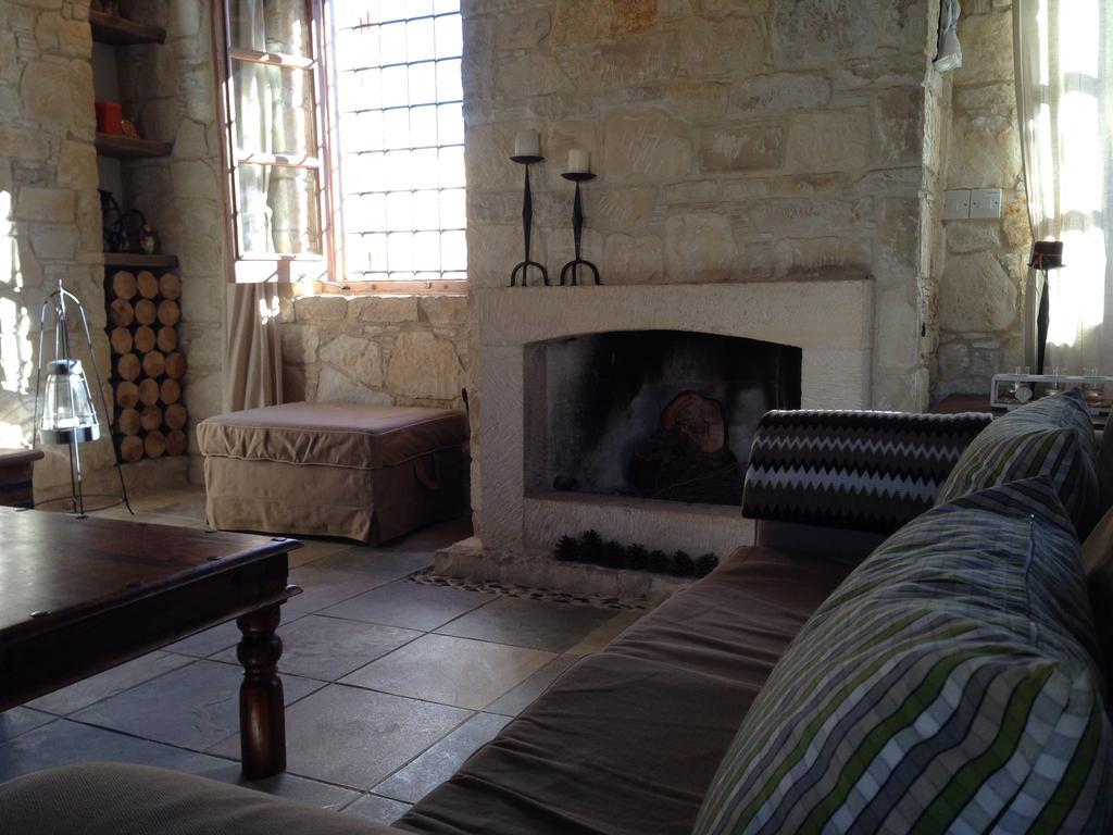 Lofou Traditional Stone House الغرفة الصورة