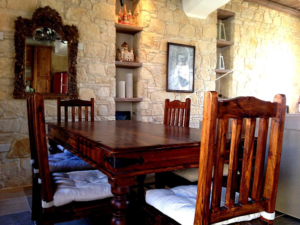 Lofou Traditional Stone House الغرفة الصورة