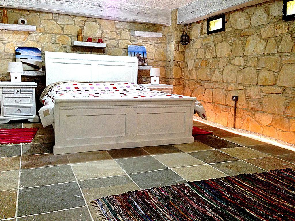 Lofou Traditional Stone House الغرفة الصورة