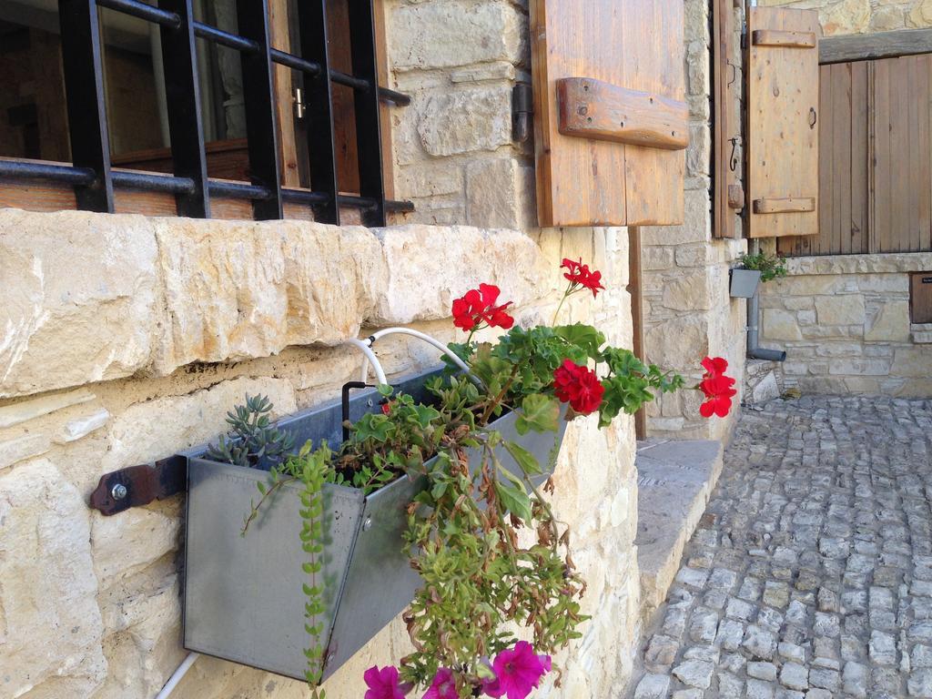 Lofou Traditional Stone House الغرفة الصورة